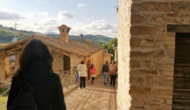uno-scorcio-del-centro-storico-valfornace-1-650x378