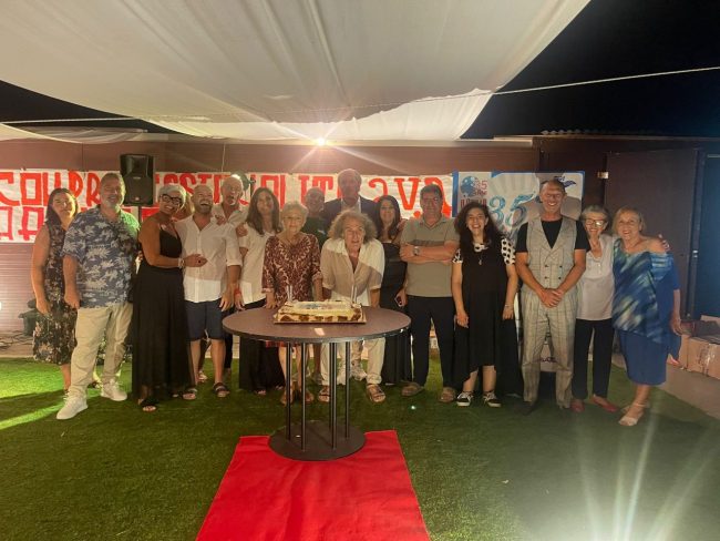 FOTO-CON-DIPENDENTI-E-PRESIDENTE-FIN-MARCHE-MAURO-ANTONINI