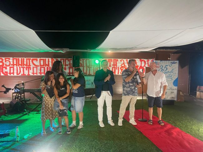 RAGAZZINI-IPPOCAMPO-CIVITANOVA-E-LORO-ALLENATORE-DANIEL-CORALLINI-PREMIATI-DALL-ASSESSORE-ALLO-SPORT-CLAUDIO-MORRESI