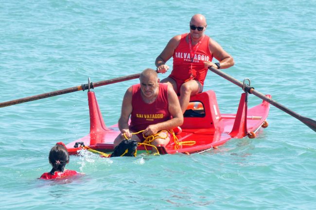 dimostrazione-cani-di-salvataggio-ass-pegasus-spiaggia-lungomare-sud-civitanova-FDM-9-650x433