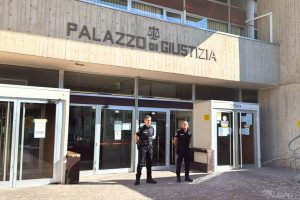 «Non voleva uccidere la sorella,  il cuscino per non farle sbattere la testa»  Il 61enne resta in carcere