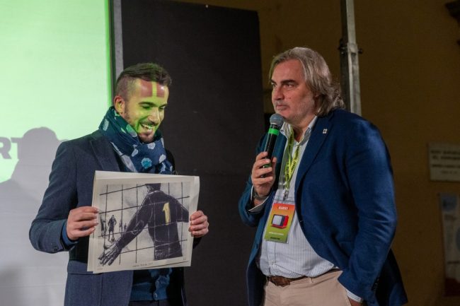 La-premiazione-di-Daniele-Bartocci-insieme-a-Pierluigi-Pardo