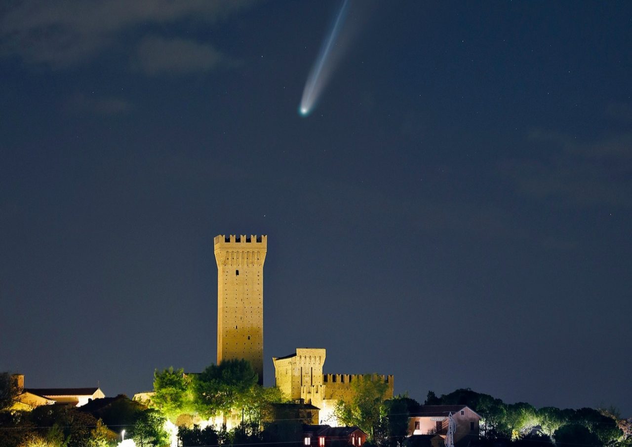 La cometa splende sul castello di Montefiore (Foto) | Cronache Maceratesi