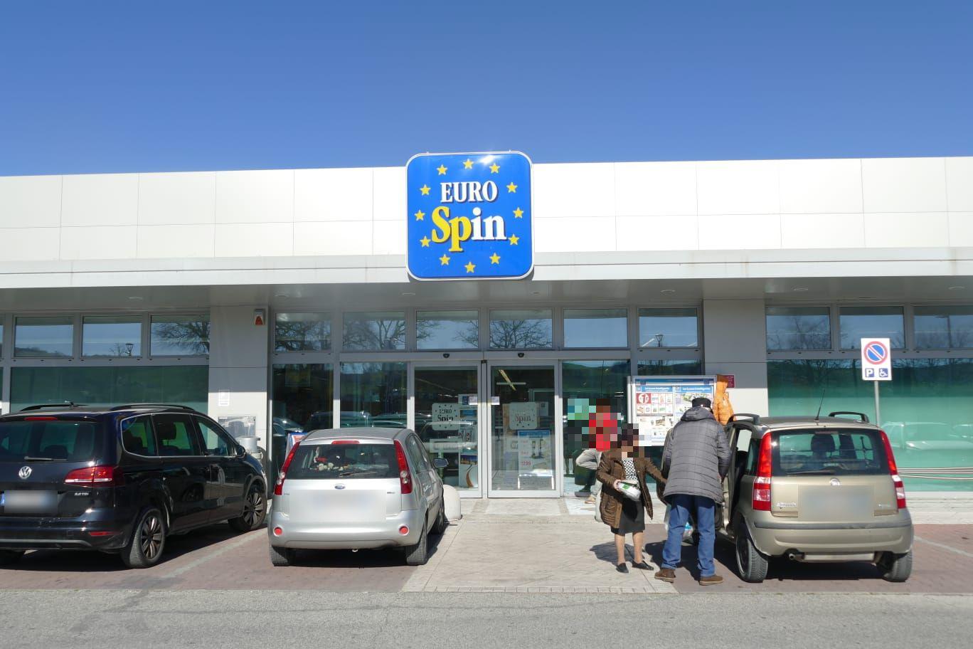 彼はスリッパを買うお金がないので、カップルが彼のためにスリッパを買ってくれます: スーパーでの素敵な態度