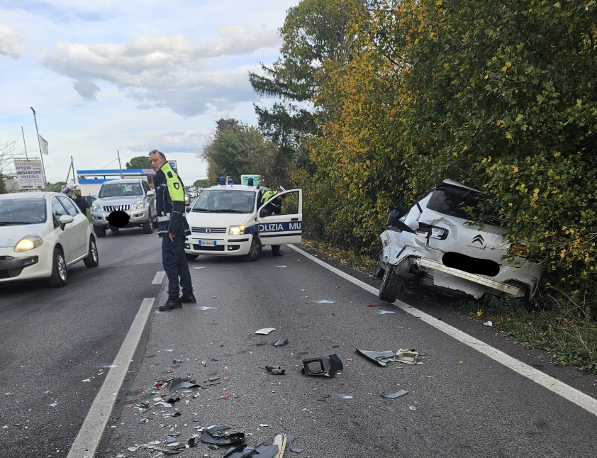 Carambola tra due auto e furgone: ferito un 52enne e lunghe code ...