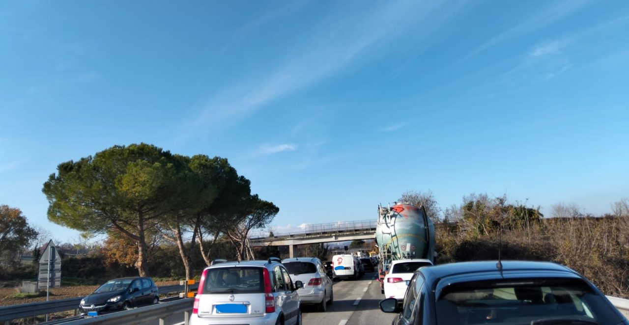 Tamponamento tra 3 auto e camion, lunghe code in superstrada | Cronache ...