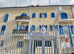 La abbraccia e le sfila la collana:  denunciata una 28enne