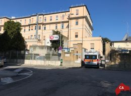 Bambina rischia di soffocare con l’uva:  in prognosi riservata al Salesi