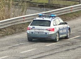 Furgone perde pedana in superstrada,  incidente per dieci auto