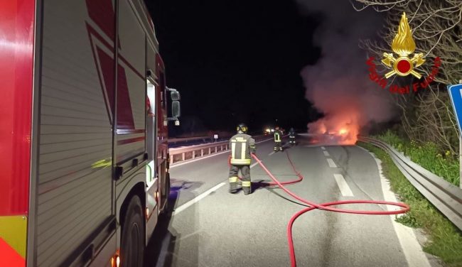 auto-a-fuoco-superstrada-corridonia-vigili-del-fuoco-1-650x376