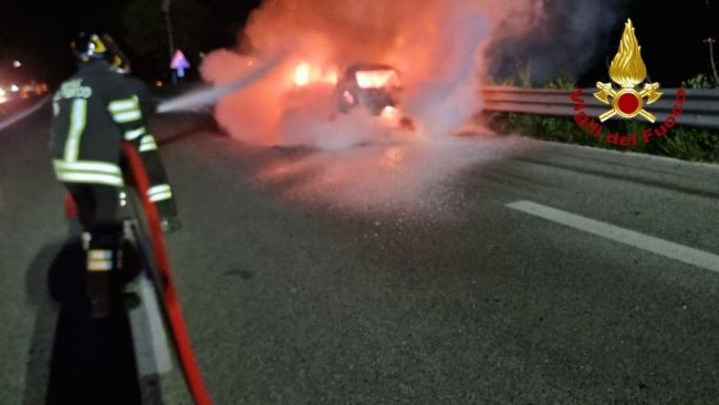 auto-a-fuoco-superstrada-corridonia-vigili-del-fuoco-2-650x366