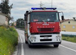 Auto a fuoco davanti al Tigotà