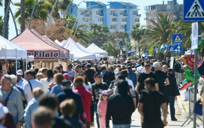 25 aprile lungomare civitanova gente spiaggia (21)