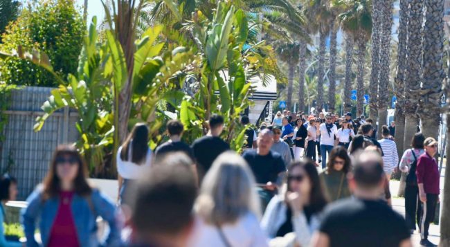 25 aprile lungomare civitanova gente spiaggia (23)