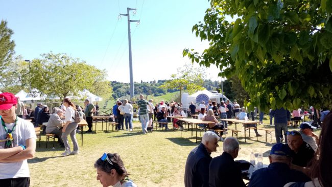25-aprile-lungomare-civitanova-gente-spiaggia-25-650x366