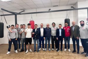 Tiziano Consoli coi guantoni:  l’assessore regionale in visita  al Macerata Boxing Club