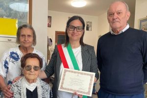 Ada soffia su 102 candeline