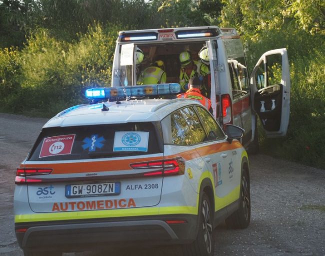 Scivola a terra con la moto: 41enne trasportato in ospedale
