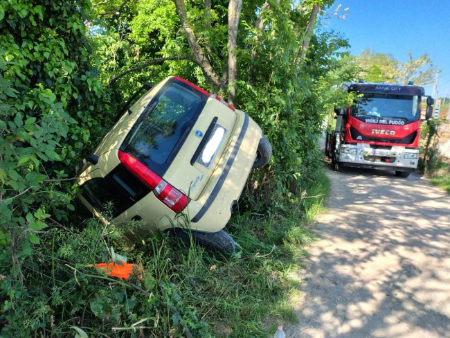 auto-fuori-strada-piediripa-1-650x488