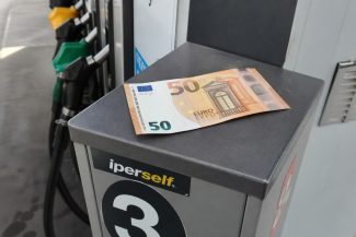 banconota-colonnina-distributore-2-325x217