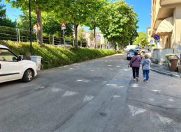 Conducente abbagliato dal sole,  investita 81enne