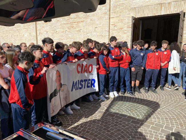 canuti-funerale-striscione-san-claudio