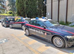 Brandisce un pugnale  e urla frasi sconnesse