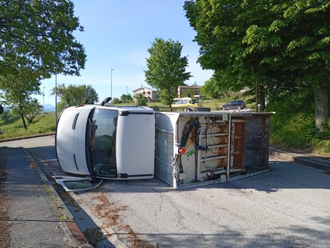 cosmari-loro-piceno-mezzo-ribaltato1-650x489