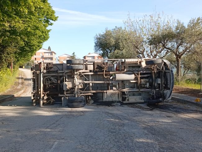 cosmari-loro-piceno-mezzo-ribaltato2-650x489