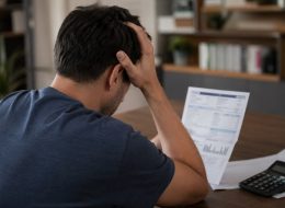 «Ho avuto tre infarti, non trovo lavoro.  Con 600 euro difficile andare avanti:  o mangiamo o paghiamo l’affitto»