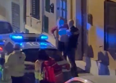 donna si spoglia in strada civitanova 3