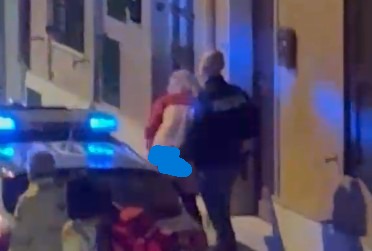 donna si spoglia in strada civitanova 4