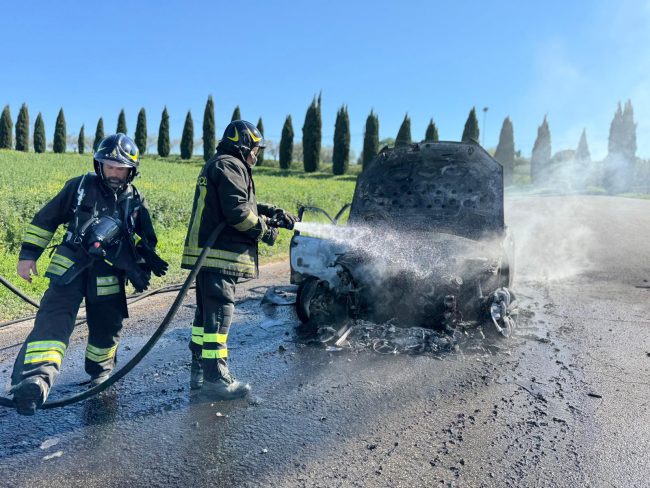 incendio-auto-civitanova-2-650x488