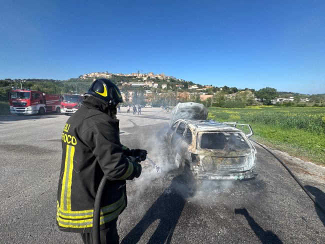 incendio-auto-civitanova-4-2-650x488