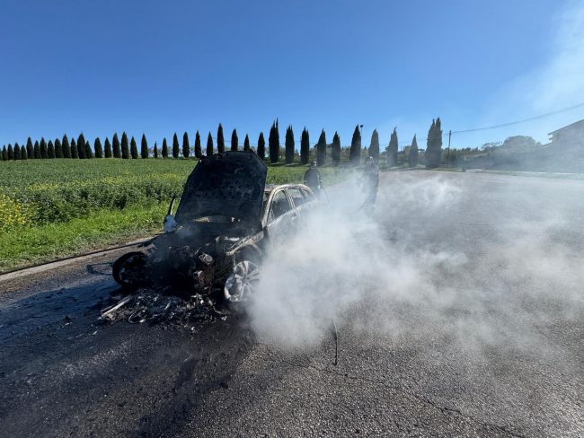 incendio-auto-civitanova-5-650x488