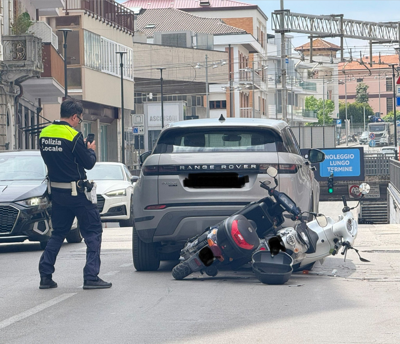 Scontro tra scooter e auto, minorenne in ospedale | Cronache Maceratesi