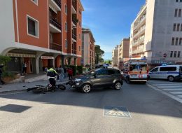 Scontro all’incrocio,  motociclista in ospedale