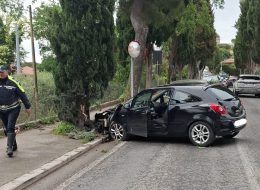 Ha un colpo di sonno,  finisce contro un cipresso