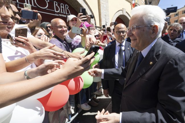 mattarella-san-severino-piazza-gente