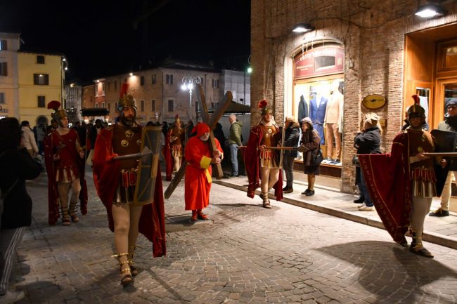 processione-venerdi-santo-matelica-10-650x433
