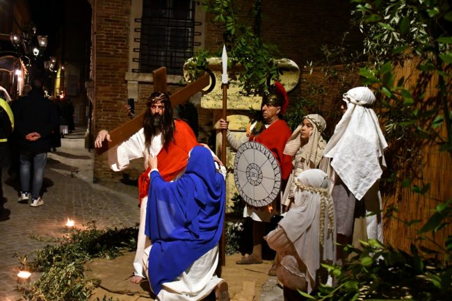 processione-venerdi-santo-matelica-11-650x433