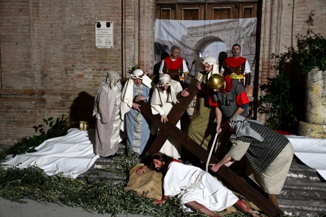 processione-venerdi-santo-matelica-15-650x433