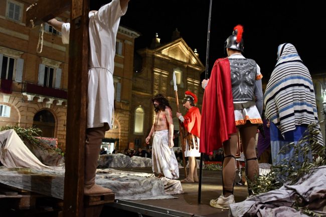 processione-venerdi-santo-matelica-2-650x433