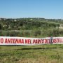 Antenna al Castellaro,  striscioni e tensioni:  «Temiamo ritorsioni»