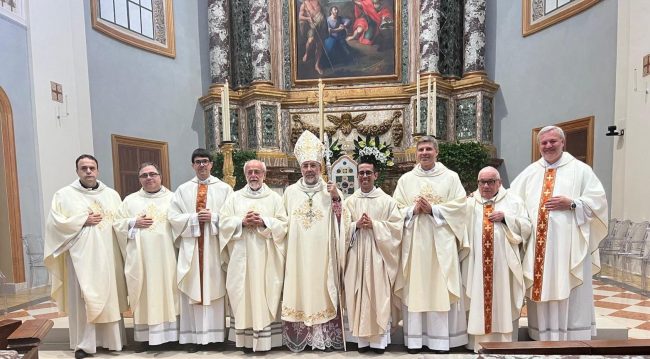 001-matteo-vescovo-don-mario-don-davide-e-concelebranti-650x359