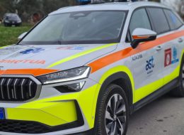 Finisce con l’auto in una scarpata  e sfiora due minorenni in bici:  conducente e ciclisti in ospedale