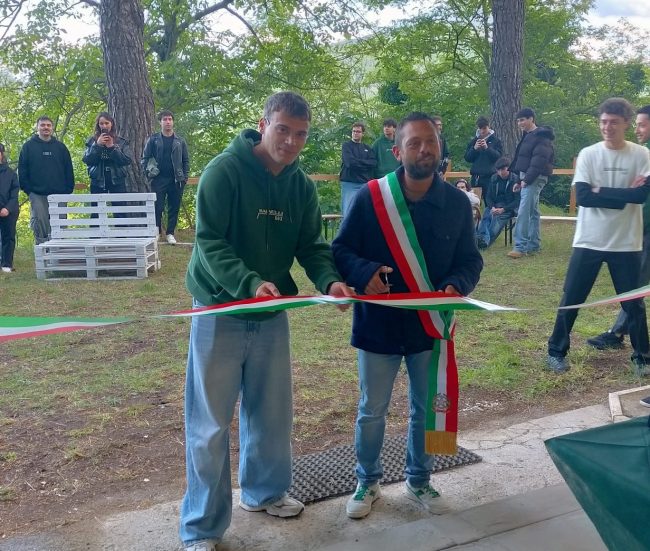 2-Il-taglio-del-nastro-650x551
