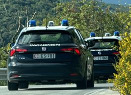 Sfiora due baby ciclisti  e finisce nella scarpata,  aveva bevuto: tasso 4 volte il limite
