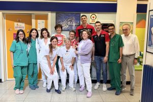 Una schiacciata per un sorriso:  Fabio Balaso e Marko Podrascanin  in visita al reparto di Piedatria