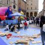 Niente schermi, oggi stiamo in piazza:  quanti sorrisi alla “Festa dei bimbi”  (Foto) 